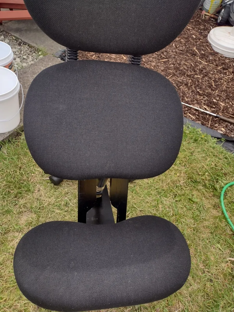 Cinius kneeling chair with adjustable backrest - Image 2