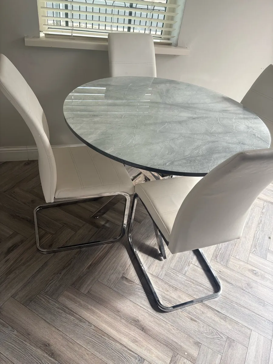Table & chairs - Image 1