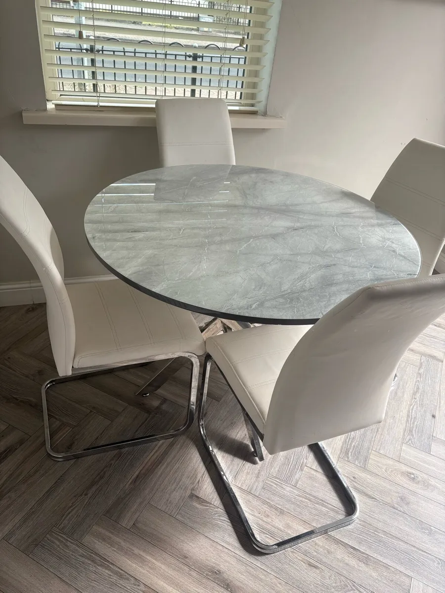 Table & chairs - Image 2