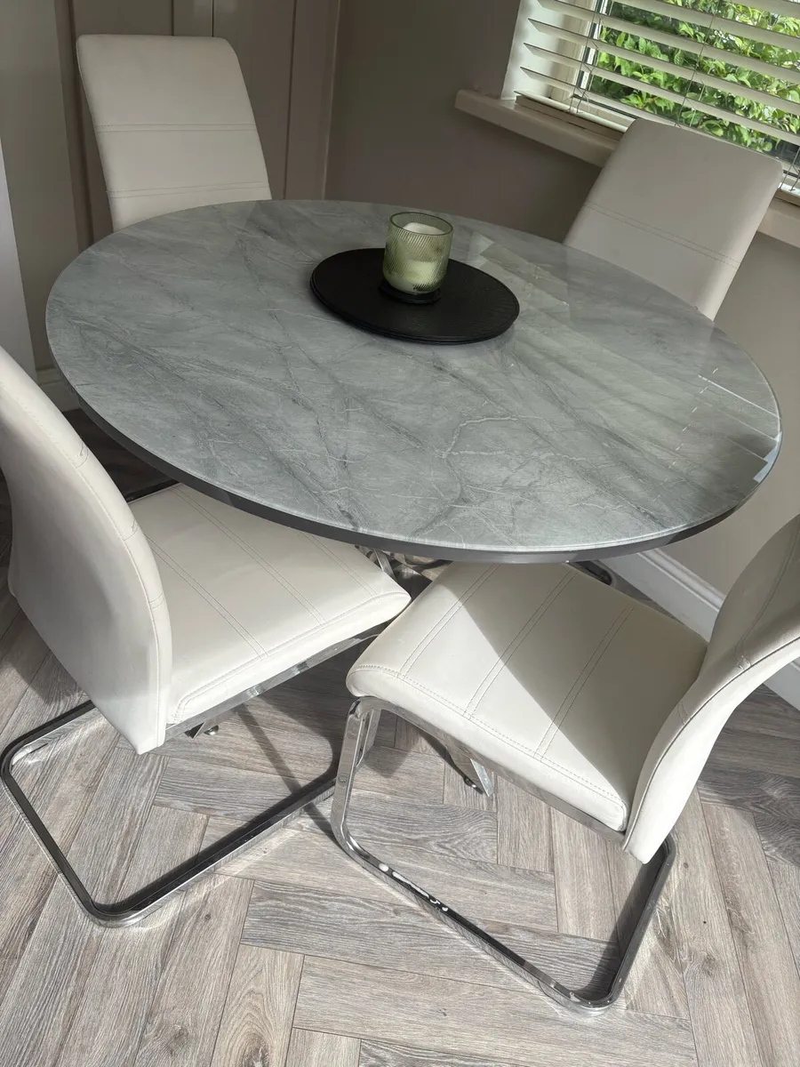 Table & chairs - Image 3