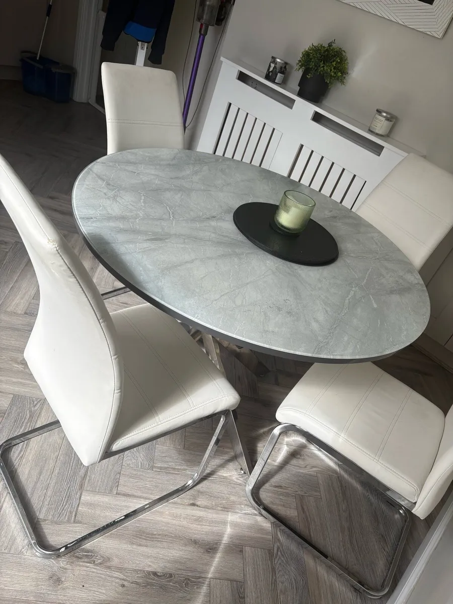 Table & chairs - Image 4