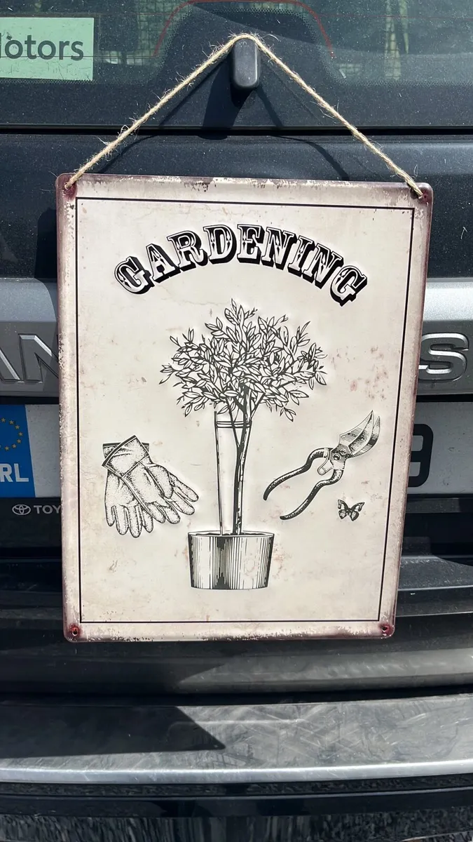 Gardening items - Image 1