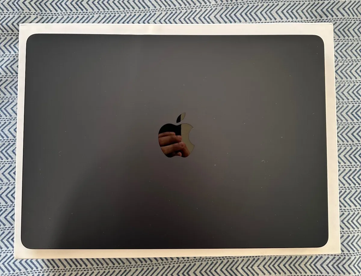 MacBook Air M2 13.6” (2022) for Sale - Image 2