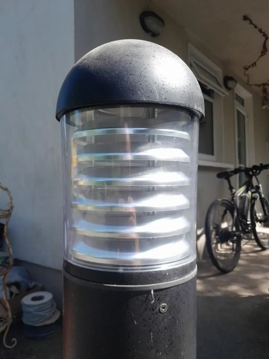 Garden driveway outdoor bollard lights.. set of 4 (unused) - Image 2