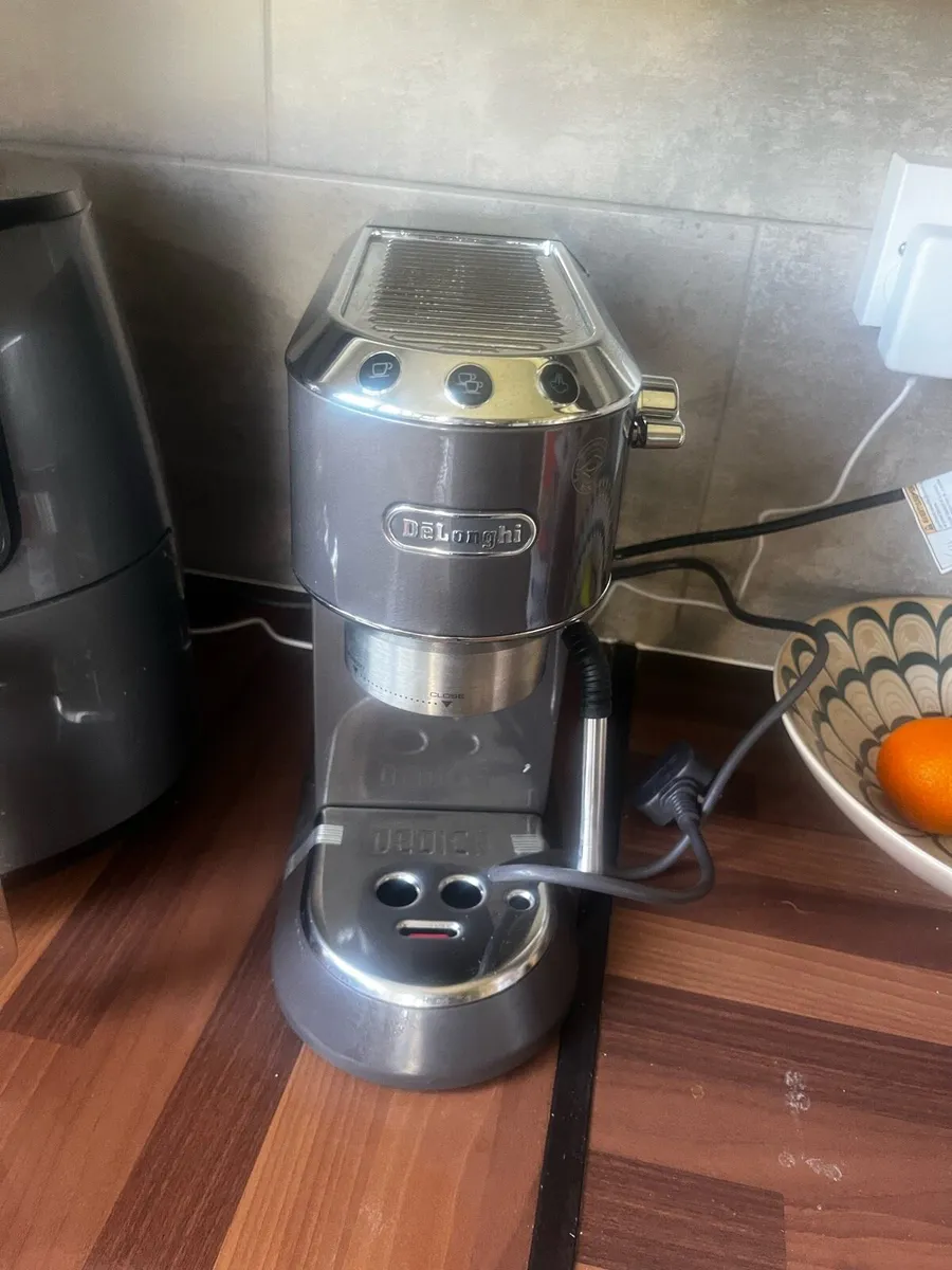 Delonghi coffee machine - Image 1