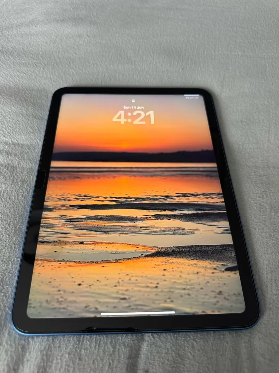 iPad 10 Generation 64GB + Apple Pencil + Case - Image 2