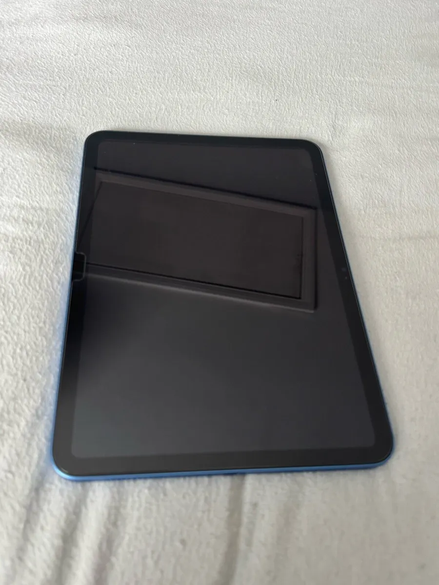 iPad 10 Generation 64GB + Apple Pencil + Case - Image 3