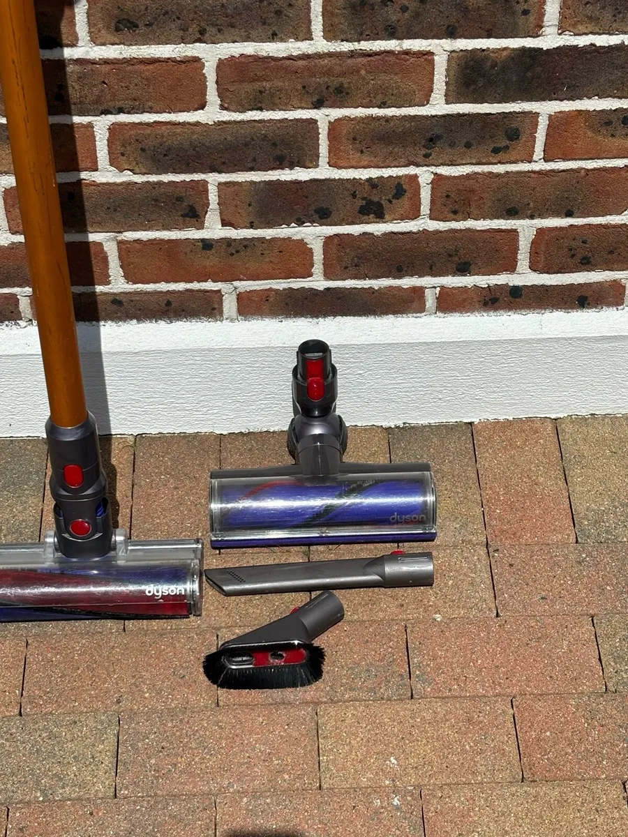 Dyson V8 Vacuum Cleaner - Image 2
