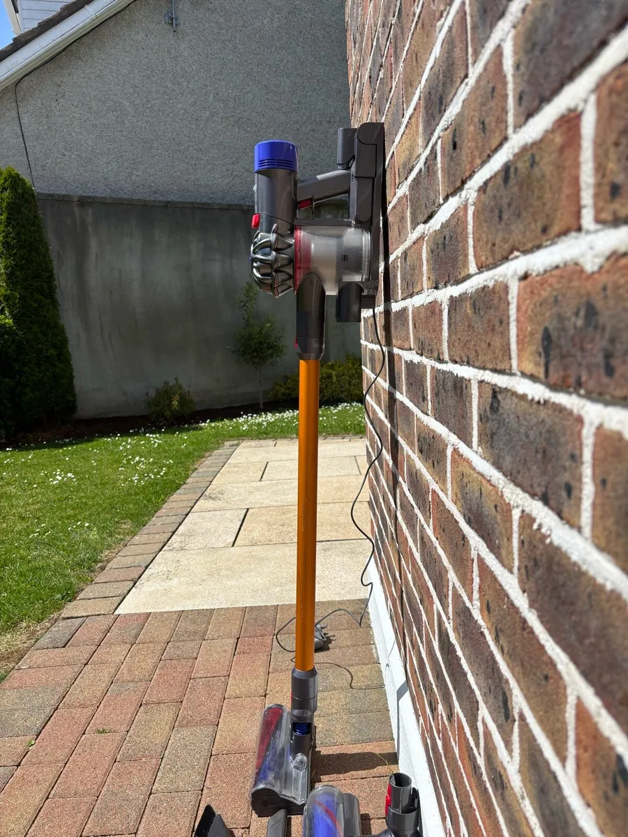 Dyson V8 Vacuum Cleaner - Image 3