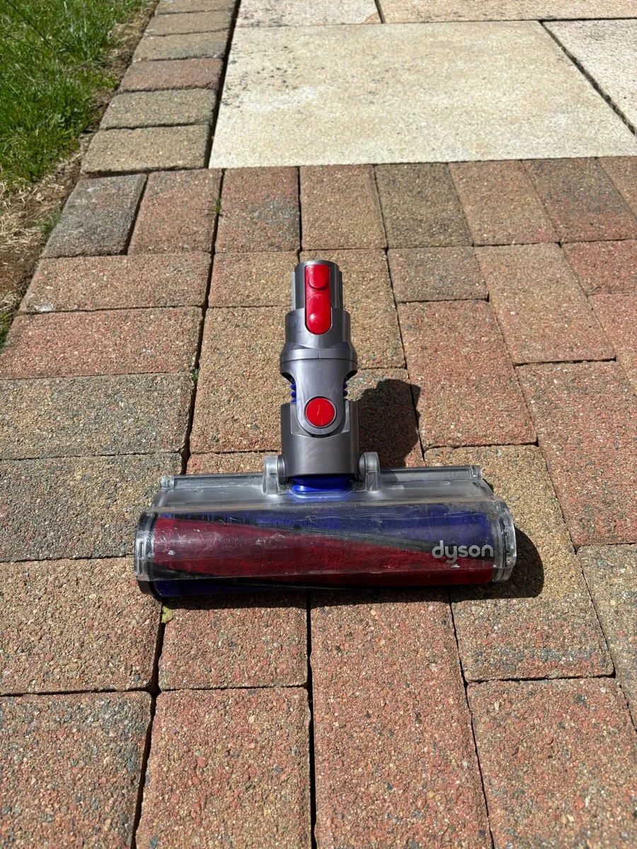 Dyson V8 Vacuum Cleaner - Image 4