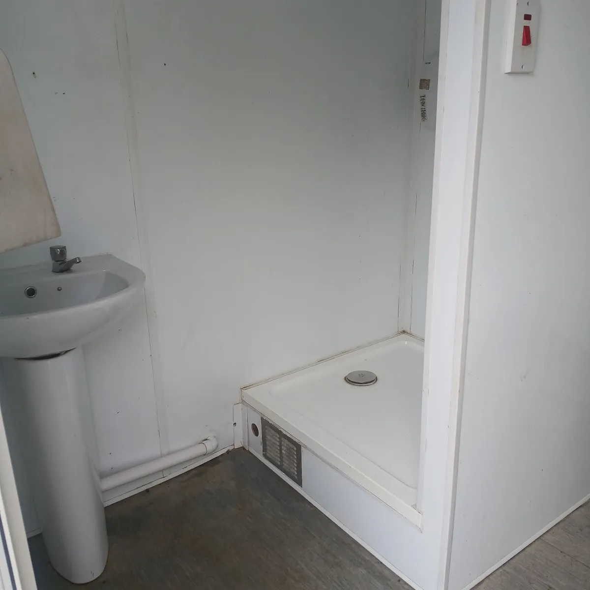 Mobile shower/toilet unit - Image 4