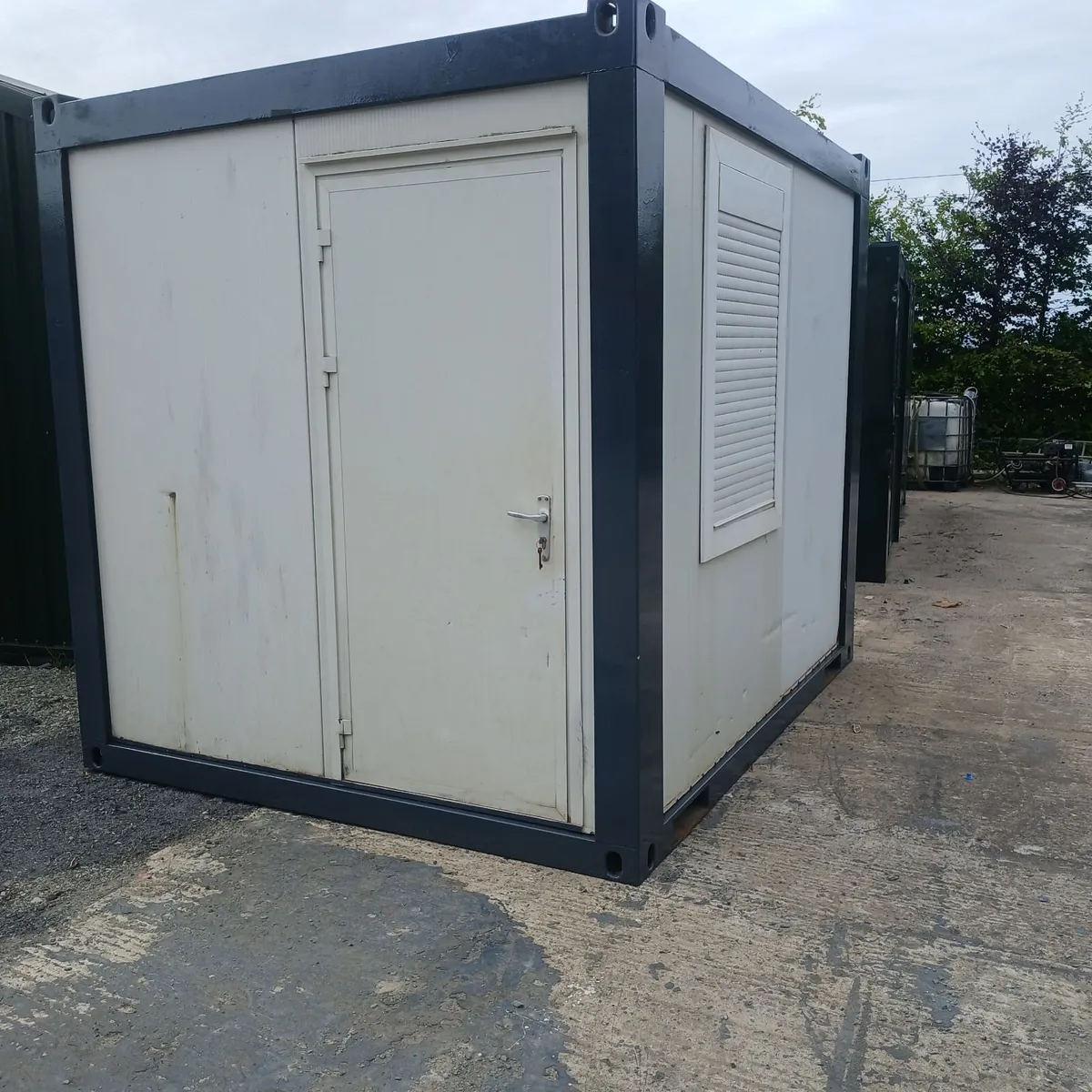 Mobile shower/toilet unit - Image 1