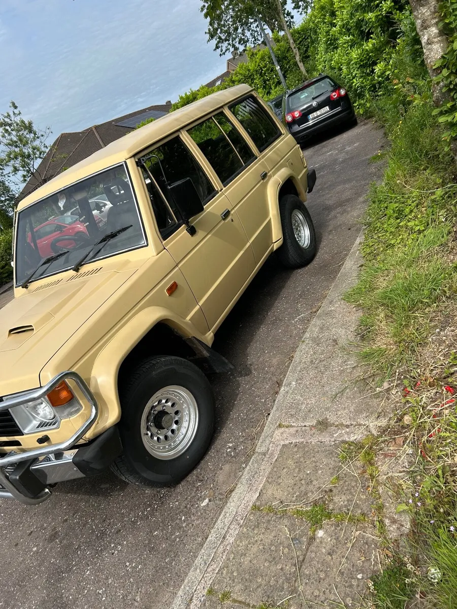 Mitsubishi Pajero 1990 - Image 2