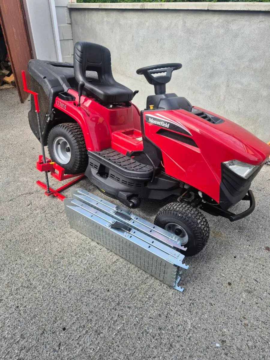 Ride on lawnmower - Image 1