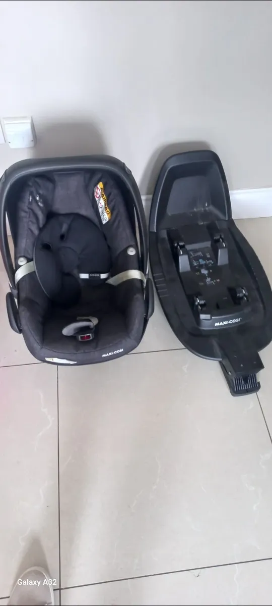 Maci Cosi Car seat and base