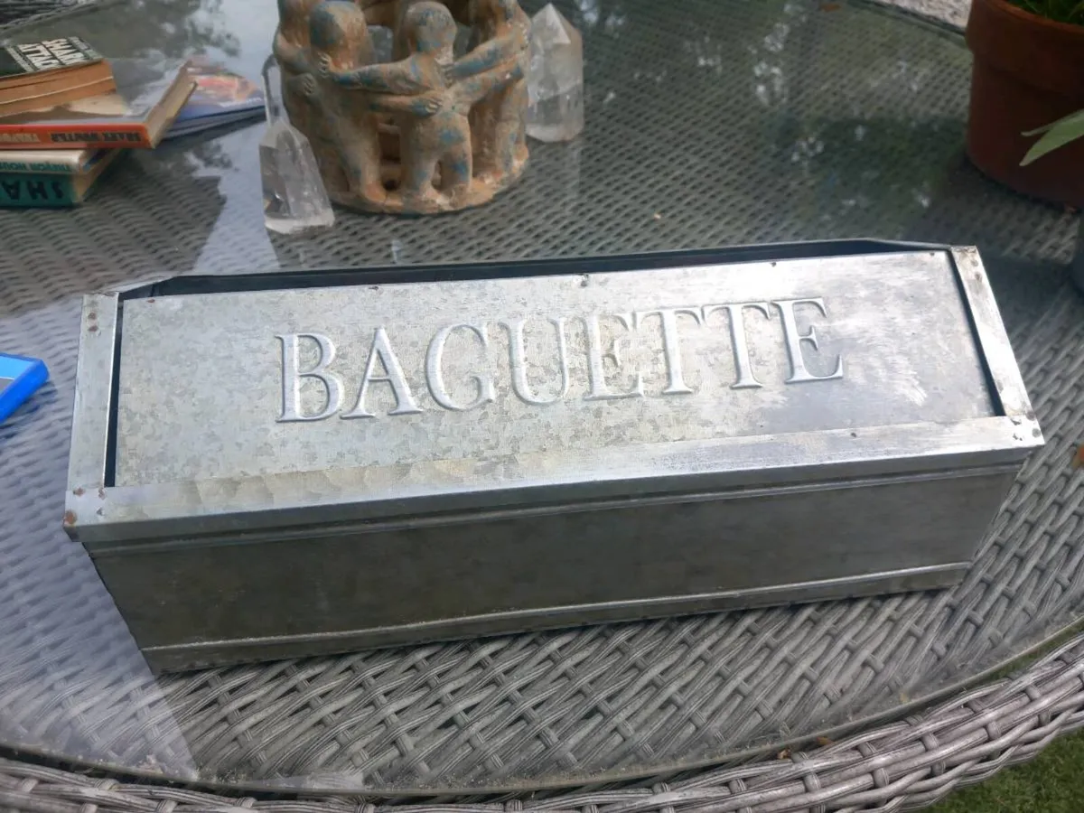 As new zinc baguette box, D18 - Image 1