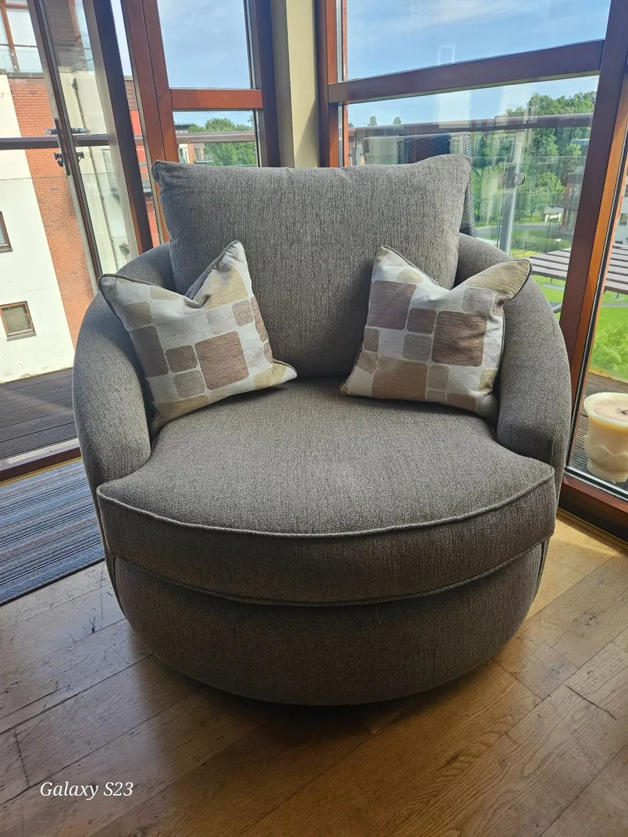 Swivel Chair - Image 3