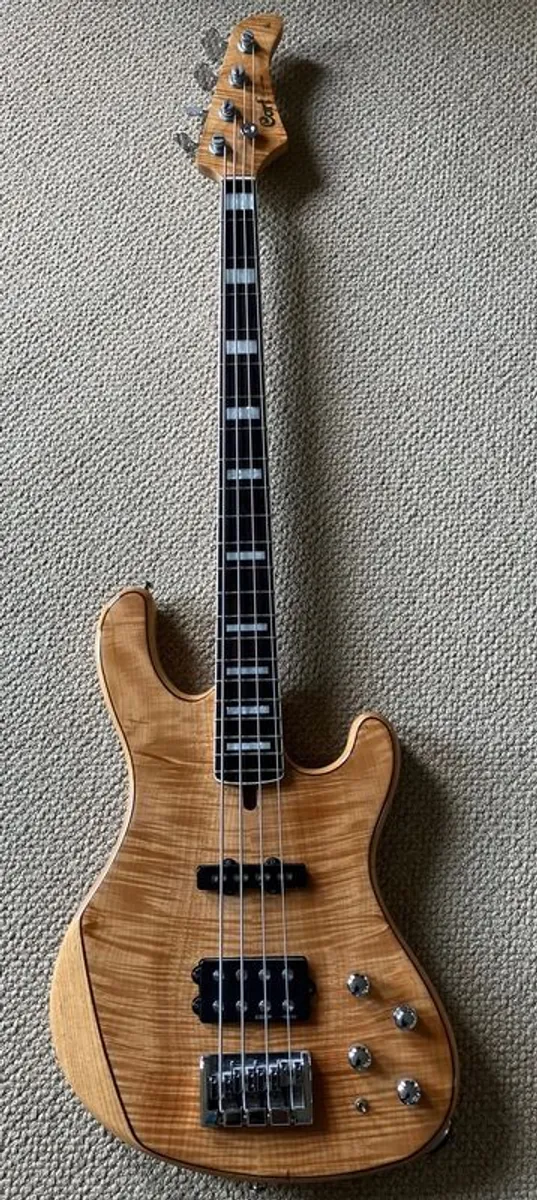 Cort bass guitar - Image 1