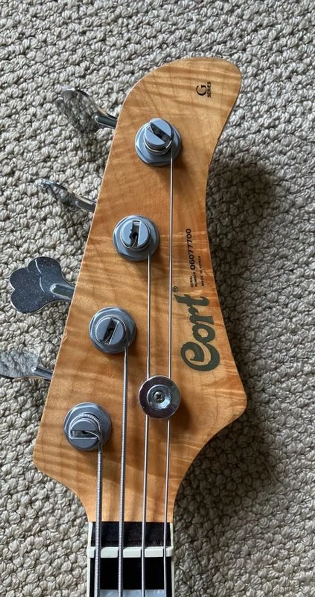 Cort bass guitar - Image 3