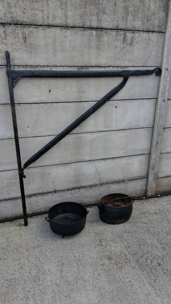 Fire crane & 2 pots