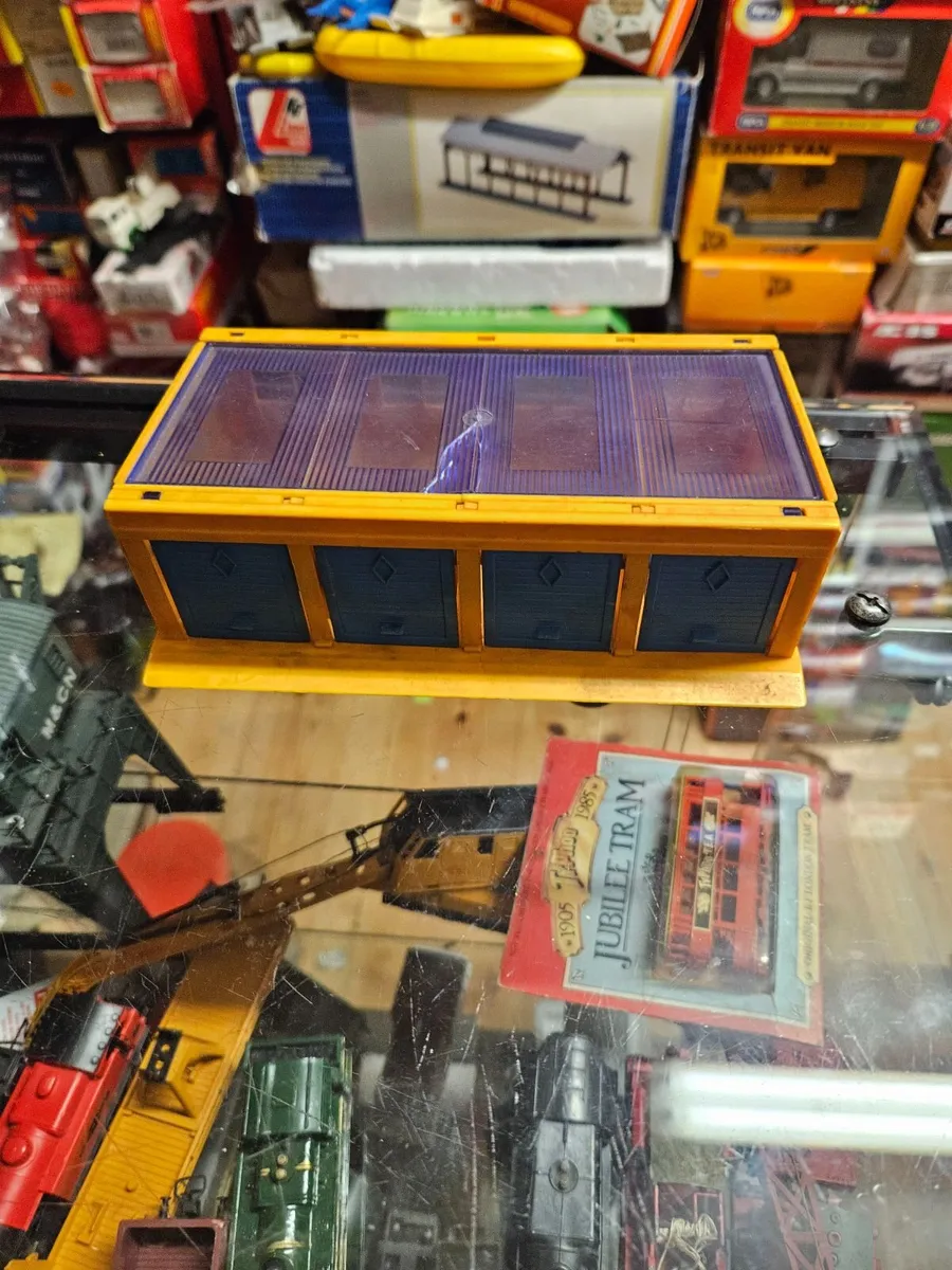 Corgi 1970's Garage - Image 1