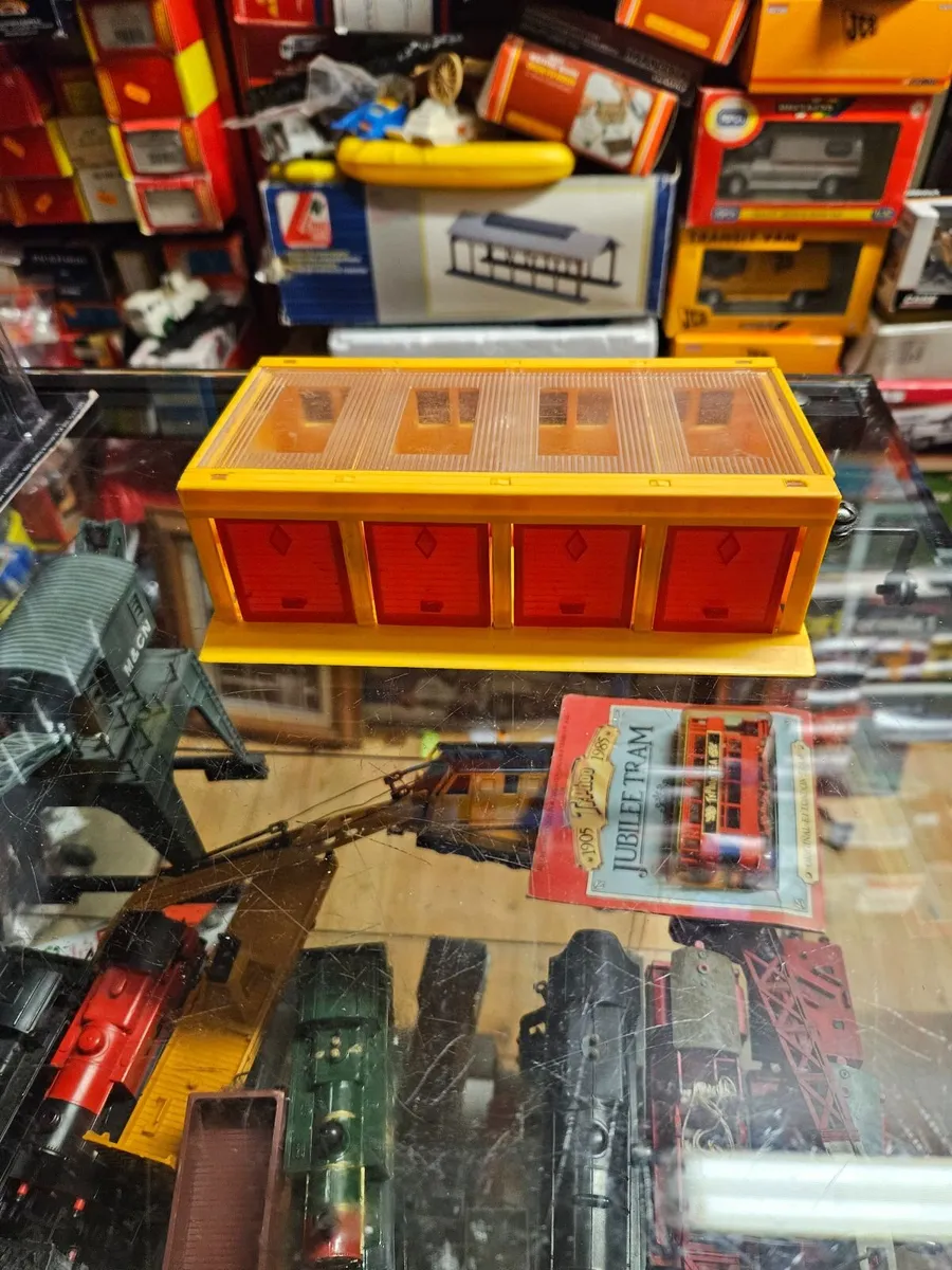 Corgi 1970's Garage - Image 1