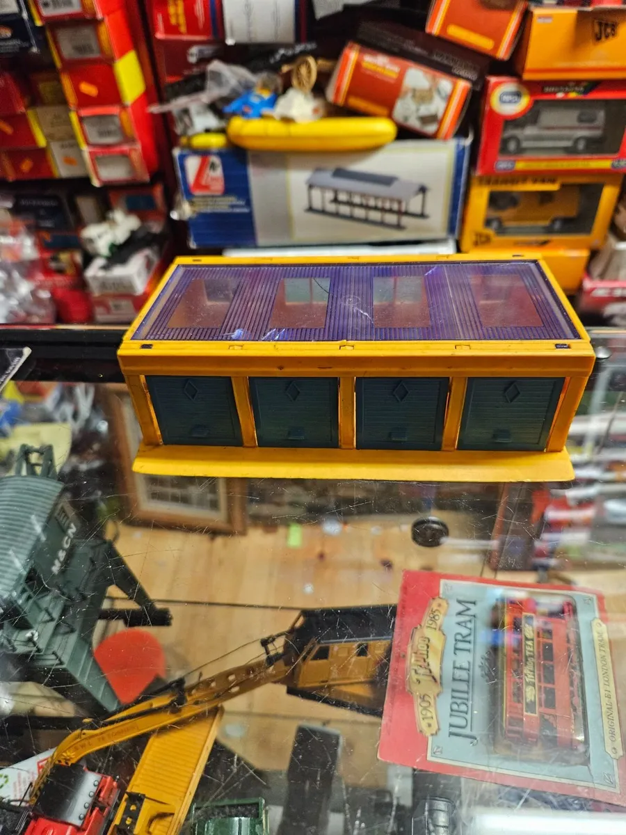 Corgi 1970's Garage - Image 1