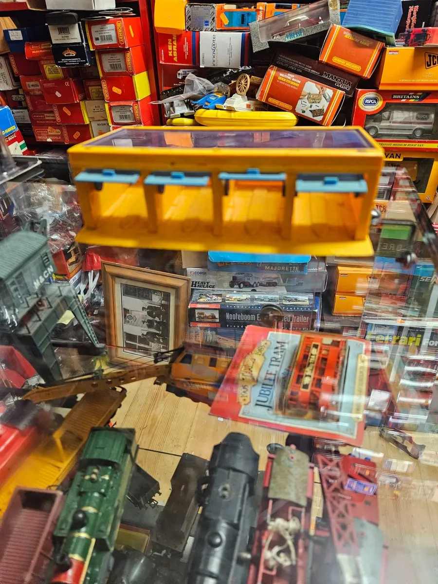 Corgi 1970's Garage - Image 3