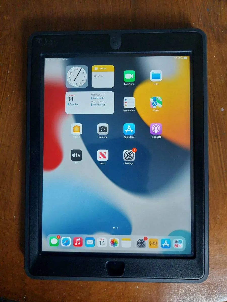 iPad air 2 128gb Otterbox cover - Image 1
