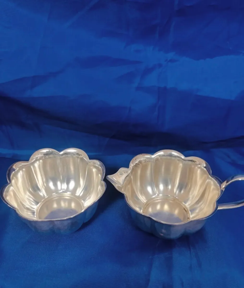 Silver plated jug and sugar bowl - Image 2