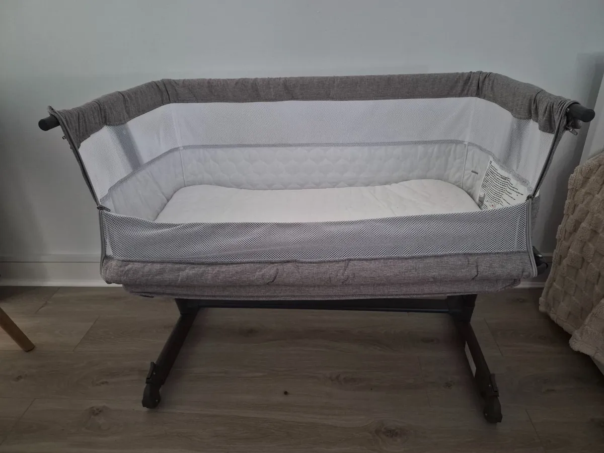Bedside crib - Image 1