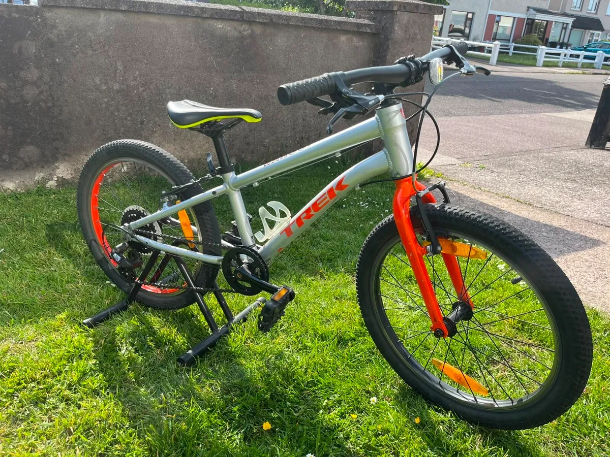 Trek Wahoo 20 Kids Bike 20” Silver/Orange - Image 1