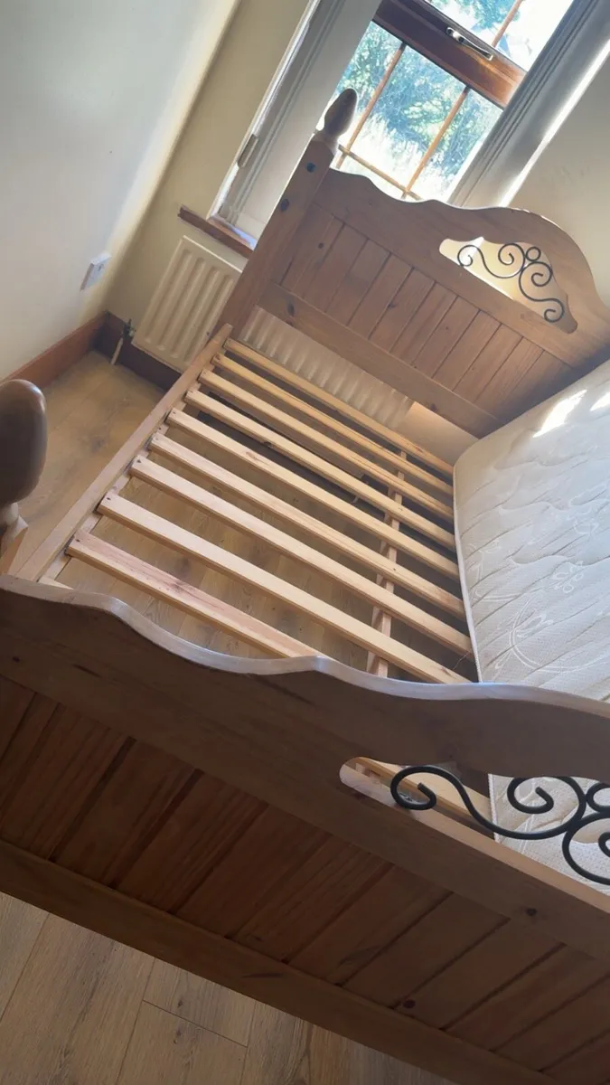 Bed wardrobe drawer unit - Image 1
