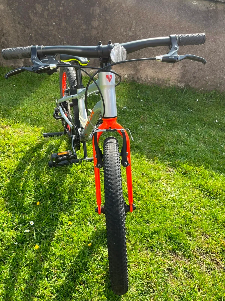 Trek Wahoo 20 Kids Bike 20” Silver/Orange - Image 2