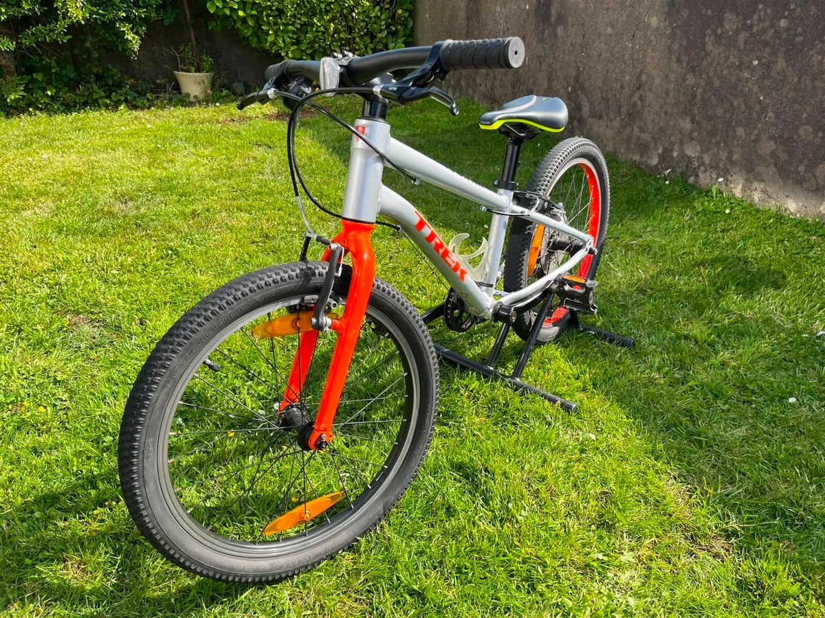 Trek Wahoo 20 Kids Bike 20” Silver/Orange - Image 3