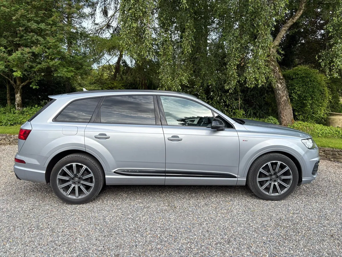 Audi Q7 BLACK EDITION. 5-seat commercial - Image 2