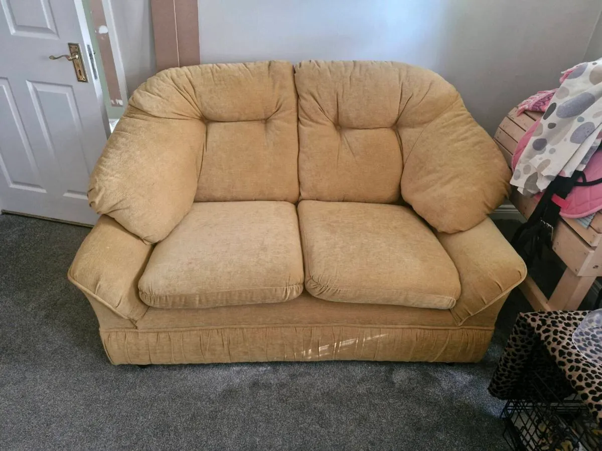 3 and 2 piece sofa like new - Image 2