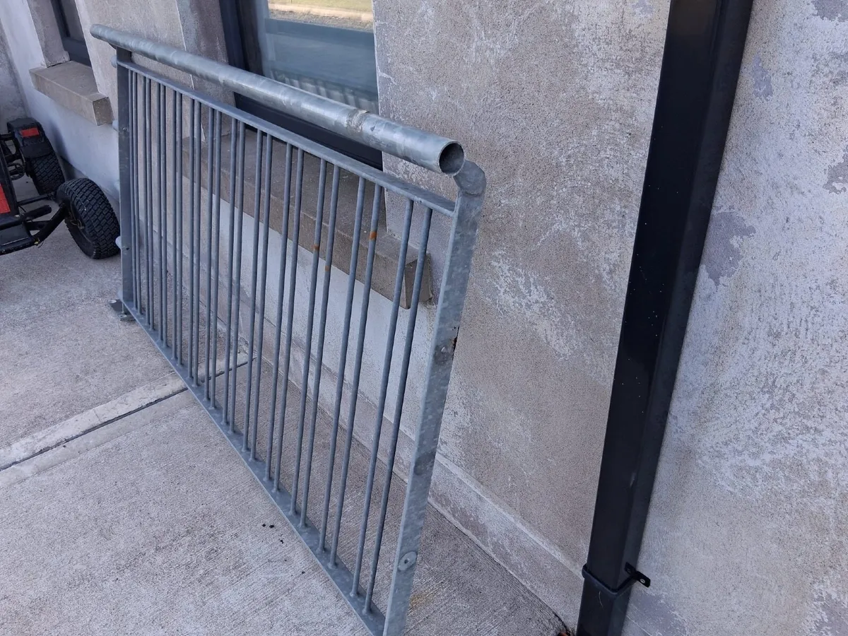 60 metres of galvanised fence - Image 2