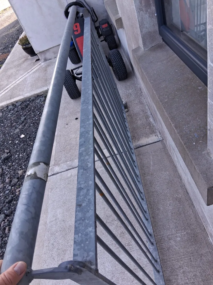60 metres of galvanised fence - Image 4