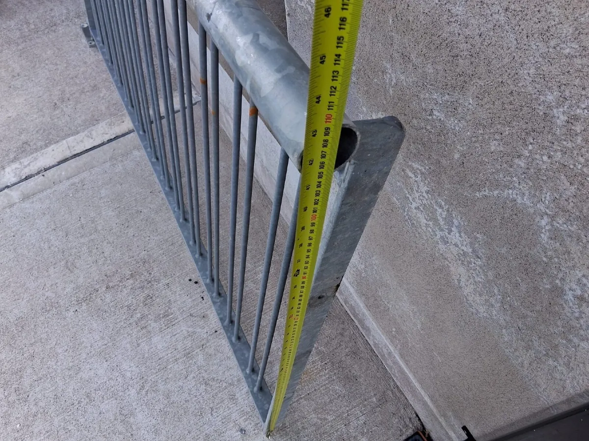 60 metres of galvanised fence - Image 3