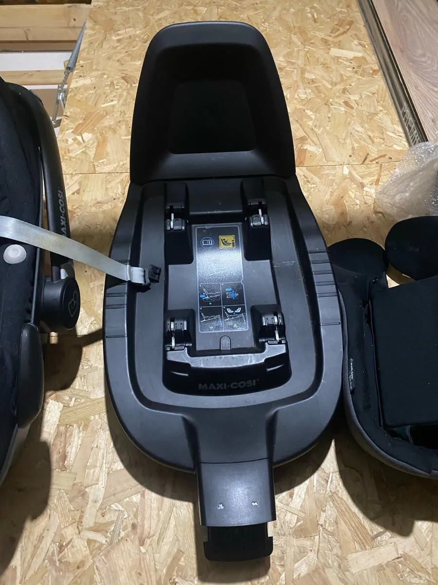 Maxi cosy car seat with inserts - Image 3