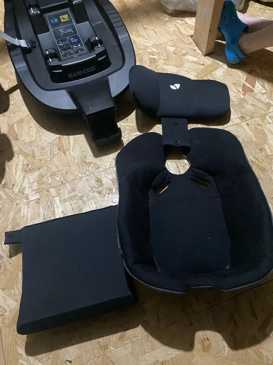 Maxi cosy car seat with inserts - Image 4