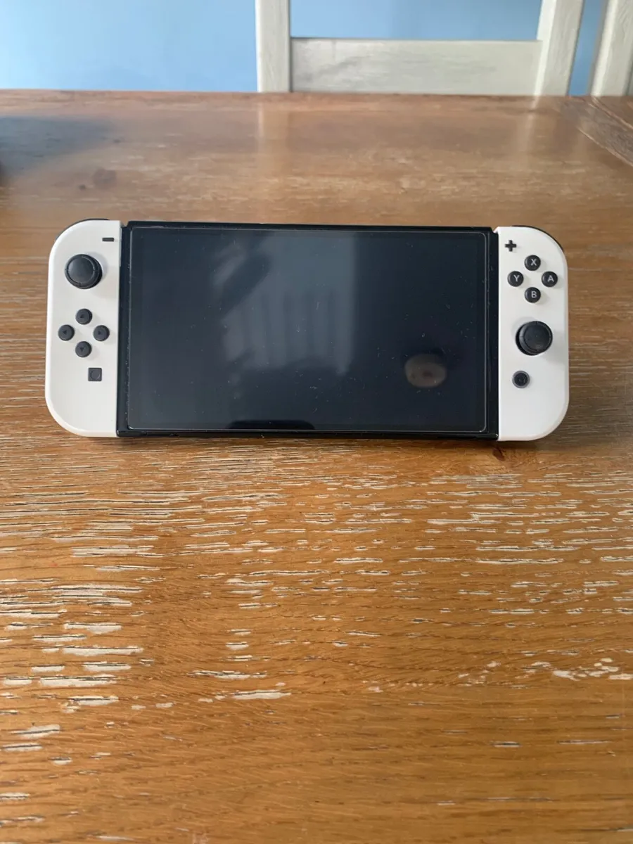 Nintendo switch oled+accesseries - Image 2