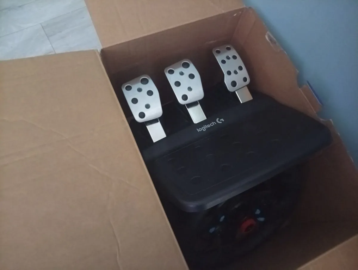 Logitech g29 steering wheel unused in box full set - Image 4