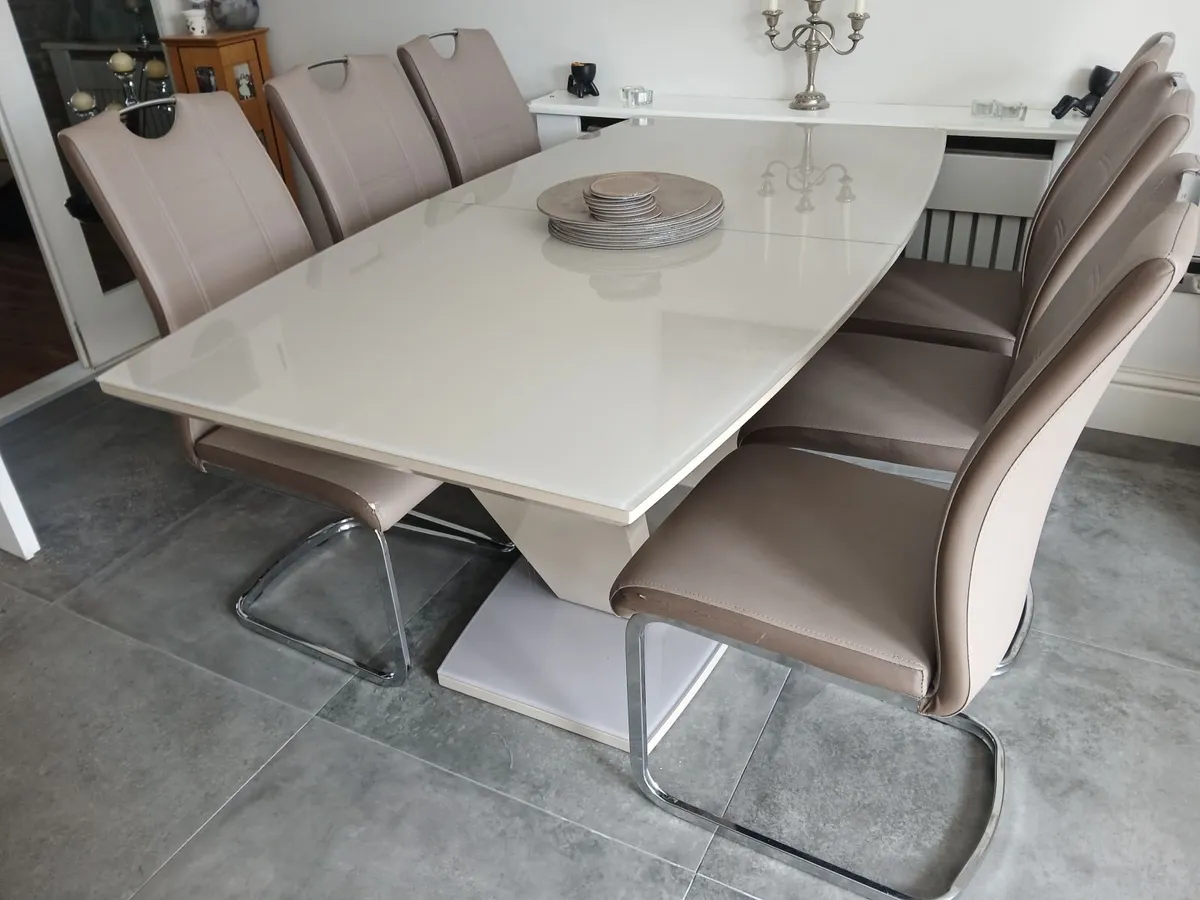 Table and chairs - Image 1
