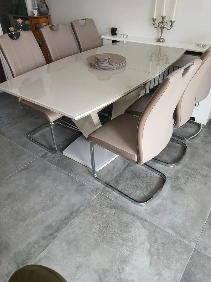 Table and chairs - Image 3