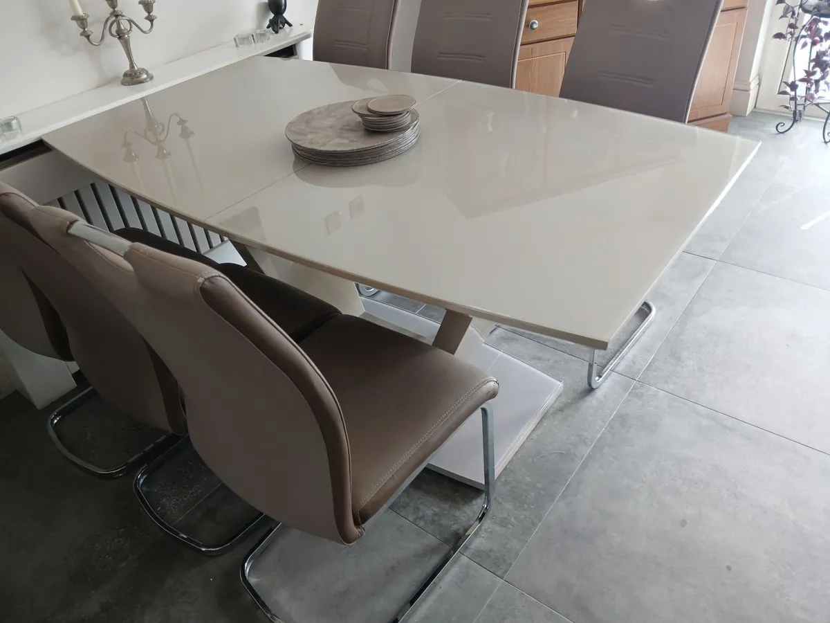 Table and chairs - Image 2