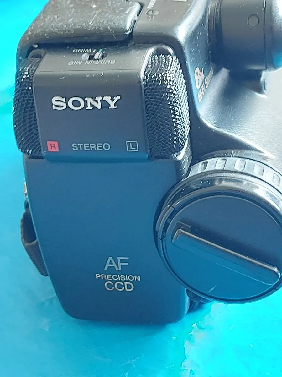 SONY Video 8 Handycam Model No CCD-TR75E - Image 3