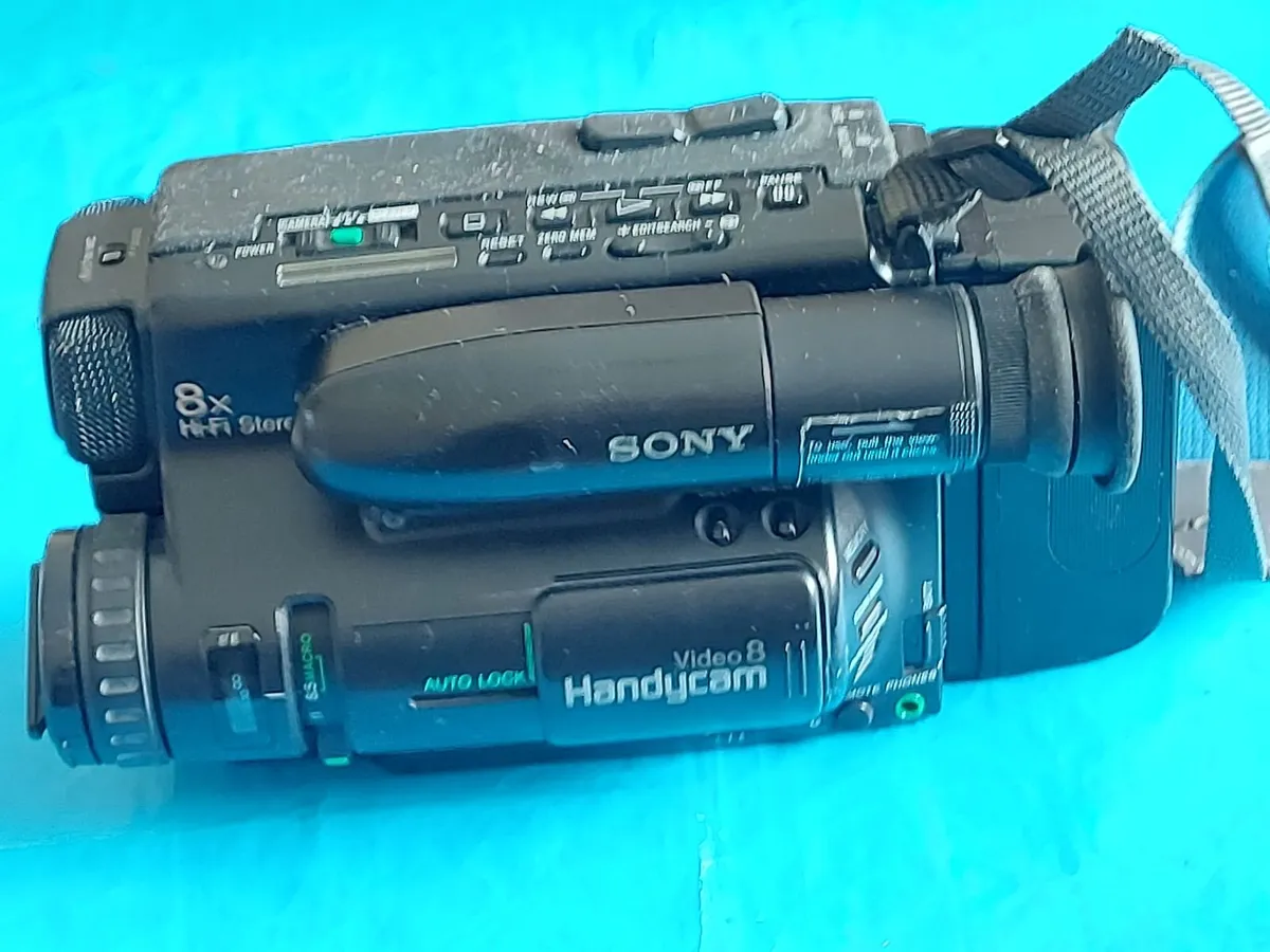SONY Video 8 Handycam Model No CCD-TR75E - Image 1