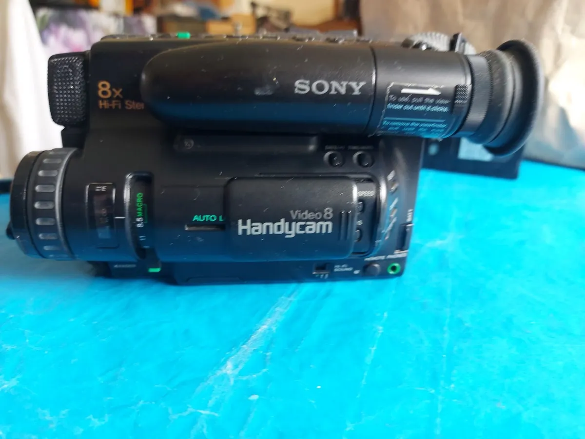SONY Video 8 Handycam Model No CCD-TR75E - Image 2